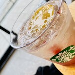 スターバックスコーヒー - 【チラックス•ソーダ•ストロベリー】ハチミツを上からトッピング。