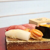 蛇の市 本店 - お昼の江戸前鮨 10貫＋巻物
                    赤貝