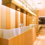 ぼてぢゅう - 入口から奥に向かう通路。左側がドリンクコーナーです。