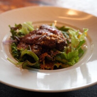 ニュー松坂 梅田32番街店 - お肉のタタキの乗ったサラダ。この赤身のお肉も柔らかくて、美味しかった。
