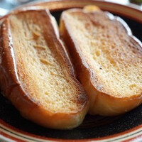 ニュー松坂 梅田32番街店 - ステーキの後のロールパン。鉄板でバターしみしみにしてくれて、美味しいの。ステーキの薬味で味変できるよ、と教えてもらい、生胡椒で食べたら、最高でした。