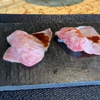 ニュー松坂 梅田32番街店 - このお寿司のために来ました。お肉をバーナーで炙り、鉄板で作った焦がし醤油をかけていただきます。
