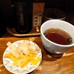 日本橋 天丼 金子半之助 本店 - サービスの漬物と黒豆茶