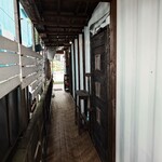 ヤマタ家 - 通路  このドアから店内へ