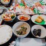 ヤマタ家 - お刺身ランチ1人前(๑>؂<๑)