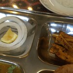 インド料理 パリワル - プリサブジをナイスアシスト！大根アチャールとたまねぎ＆レモン