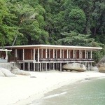 The Straits - 海の真ん前がレストラン。海に面したブースが席になってるんです