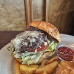 バーガーマニア 恵比寿店 - 薫りがとても良いブルーチーズバーガー。一度は食べる事をお薦めします。