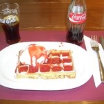 DANDOY - ブリュッセルワッフルにストロベリーソース＆アイス。