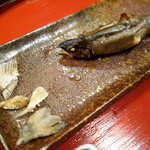 料理旅館 田事 - 田事流の食べ方、ひれは全て千切ります。ひれは日本酒で頂きたかった・・・（＾＾；