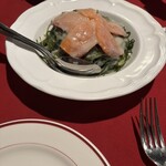 南欧料理　アンジュ - サーモンの海藻サラダ　海藻の下はレタスなどの野菜がたくさん