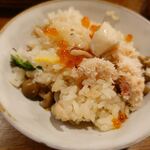 釜めし菜時記 さき亭 - よそった一杯目、おこげがありません