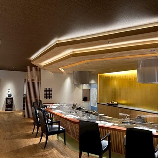 目の前で揚げたての天婦羅をゆったりとしたカウンターで是非