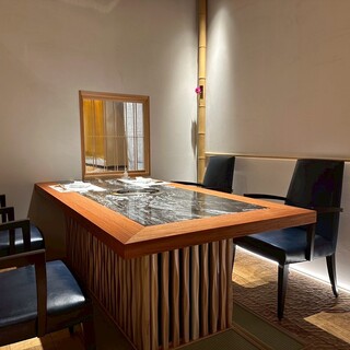 カウンターでの天婦羅と同じ料理提供が出来る個室です
                                          ゆったりとした空間で