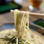 森の蕎麦かふぇ 九頭龍 - 茶そばが練り込まれています