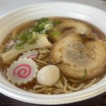 風和里 - 自家製チャーシューの乗った、醤油ラーメン。お腹すいてて麺大盛りにしたら、たくさんありすぎたー。