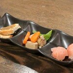 トリワイン ＰＩＫＯＳＨＨＨＵ - 洋風筑前煮など前菜ちょっと盛り