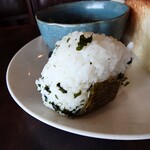グレフル - ◯おにぎり
小さめな大きさで
わかめご飯の素が混ぜられていて
海苔も付けられていて

ほんのりと塩味で美味しいねえ♪