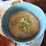 グレフル - ◯お味噌汁
大根、玉ねぎを煮込んだ甘みと
味醂（と『甘酒』と後から判明）の
優しい旨味感が合わさっていて

薄味気味な味噌と合わされている
ホッコリと優しい気持ちになれる美味しさだった♪