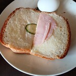 グレフル - コンガリと焼かれたトーストに
ハムときゅうりが挟まれていて
軽くマヨネーズが塗られている味わい
