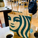 スターバックスコーヒー - 店内にてサービス珈琲