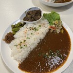 タシモリカレー - タシモリプレート3種のおかず➕ミニカレー付き　今日はシーニサンボル、2種のスナップエンドウココナッツ炒め、大根と干しエビのスパイス炒め、ブラックポークカレー
