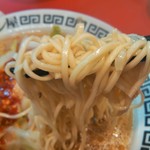 岐阜タンメン - 麺・・・エッジのある低加水麺は、スープで茹でアゲされている味付き！