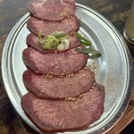 ホルモン・ステーキ・スタミナ料理 福富 - タン塩。旨みが強いです