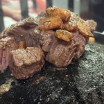 ホルモン・ステーキ・スタミナ料理 福富 - この肉厚さ！でも、柔らかいのであっさり噛み切れます