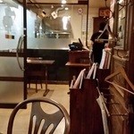 Paul's Cafe - ベルギーのアニティーク家具を使った雰囲気のある店内。