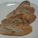 パリアッシュ - バリッと香ばしいクラストが印象的、バゲットトラディション300円