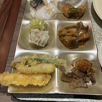 クロスダイン - R6.11  6皿目:6種盛り合わせ・中華系に天ぷらと寿司2貫