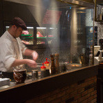 ロマン亭 - 丁寧にお肉を焼く兄さん2