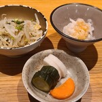 地葉はなれ - お通しは焼き鳥に合うさっぱりした3点でした♡