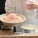 赤坂 島袋 - 血合抜きの鮪節を目の前で　店中に良い香り