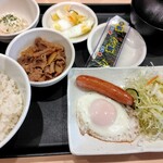松屋 - 料理写真:ソーセージエッグ朝食牛小鉢530円。クーポンでポテサラ。ご飯小盛り。