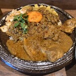 LAMP - コチラの皿にはキーマとポークビンダルー