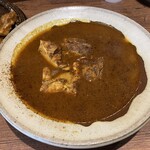 LAMP - コチラの皿にチキンカレーが盛られてます