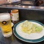 戦国焼鳥 家康 - 生ビール、お通し（キャベツ）