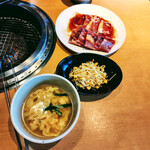 焼肉きんぐ 堺百舌鳥店 - お肉・もやしナムル・卵スープ