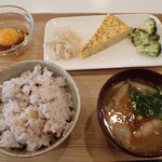 トーコーキッチン - ジャーマンオムレツ 副菜二品 豚汁 ご飯　生卵