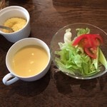 らくだ - コーンスープとサラダ