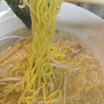 めん吉 - 豚骨塩ラーメン880円大盛麺普通味濃いめ油多め、麺リフト(2025.5.17)