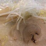 めん吉 - 豚骨塩ラーメン880円大盛麺普通味濃いめ油多め、具材アップ(2025.5.17)