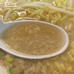 めん吉 - 豚骨塩ラーメン880円大盛麺普通味濃いめ油多め、スープレンゲリフト(2025.5.17)
