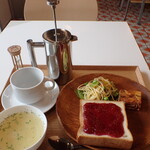 トーコーキッチン - いちごジャムパン キッシュ スパサラ スープ
