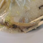 めん吉 - 豚骨塩ラーメン880円大盛麺普通味濃いめ油多め、チャーシュー厚み(2025.5.17)