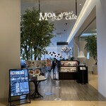 MOA cafe - お店の入り口、百貨店の喫茶ルームみたいにオシャレ