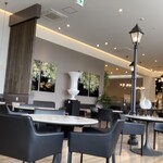 MOA cafe - これも売り物？　そのテーブルの間隔も広くていいですね。