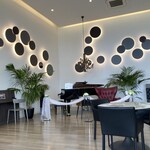 MOA cafe - 天井も高く開放的で、白と黒の色遣いと間接照明でモダンな感じ。